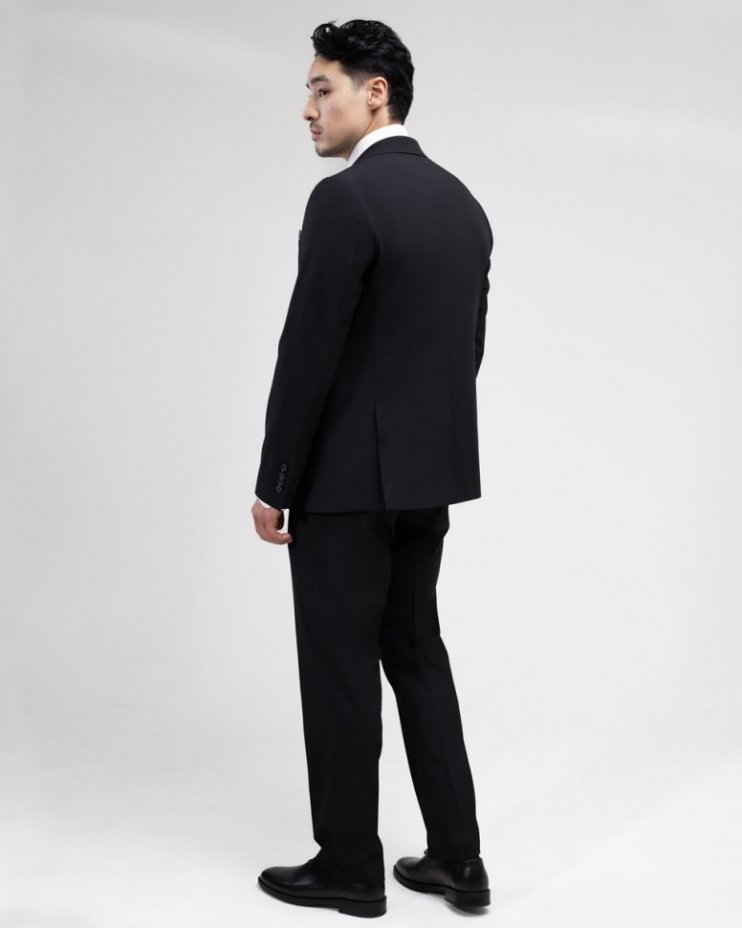 Элегантный черный классический костюм-тройка